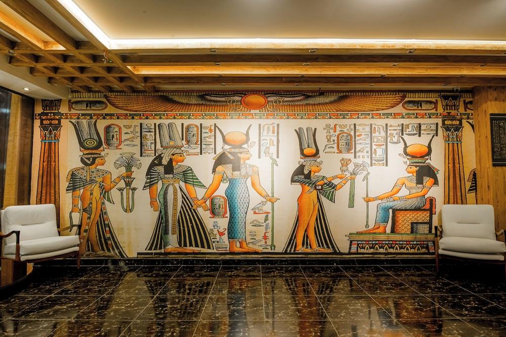 Superior Pyramids INN