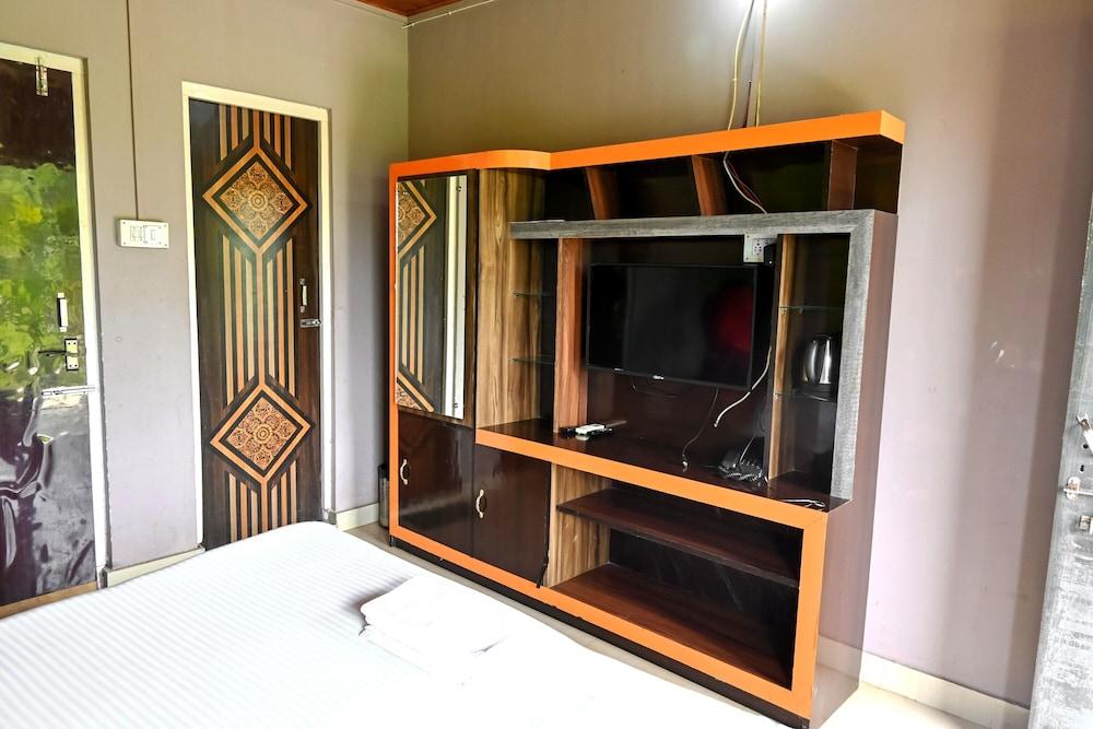 Rahaman Farm House Lataguri  Murti