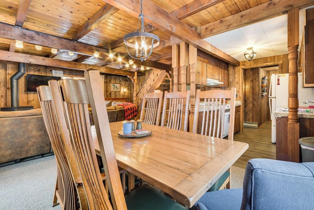 2 Mi to Schuss Mountain: Cozy Cabin w/ Deck