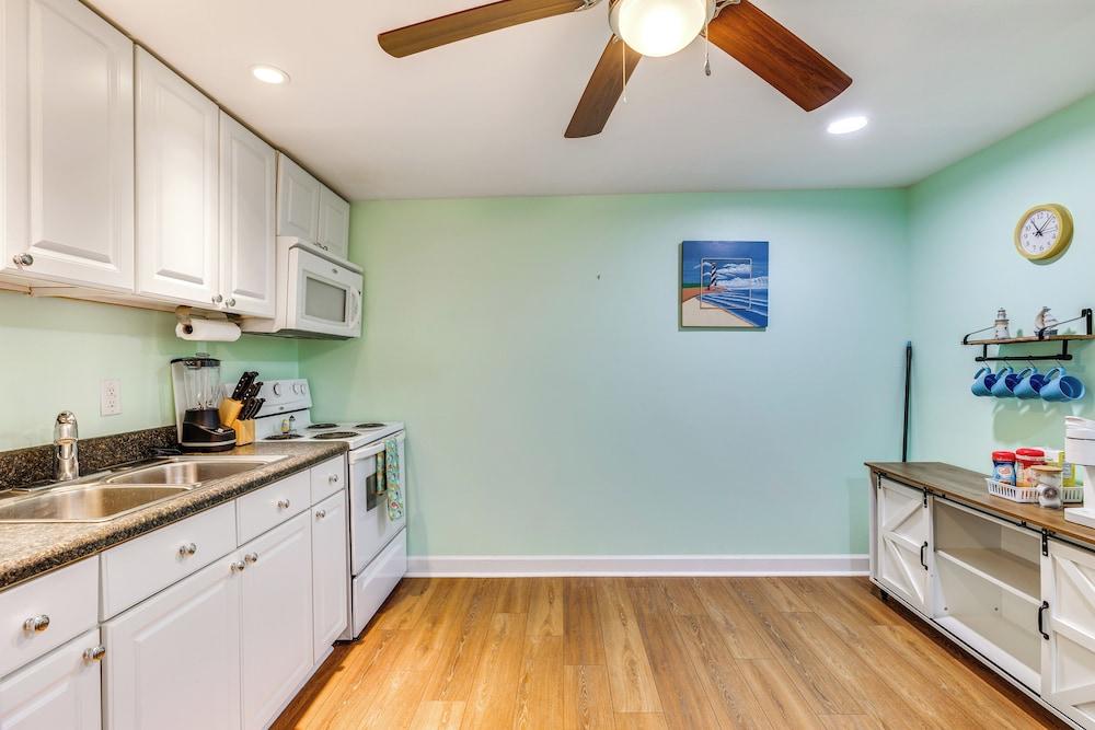 Walk to Shore: Atlantic Beach Condo w/ Pool Access