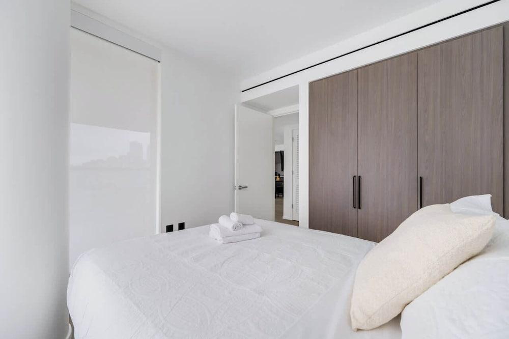 Chic Urban Stylish Condo in Downtown V