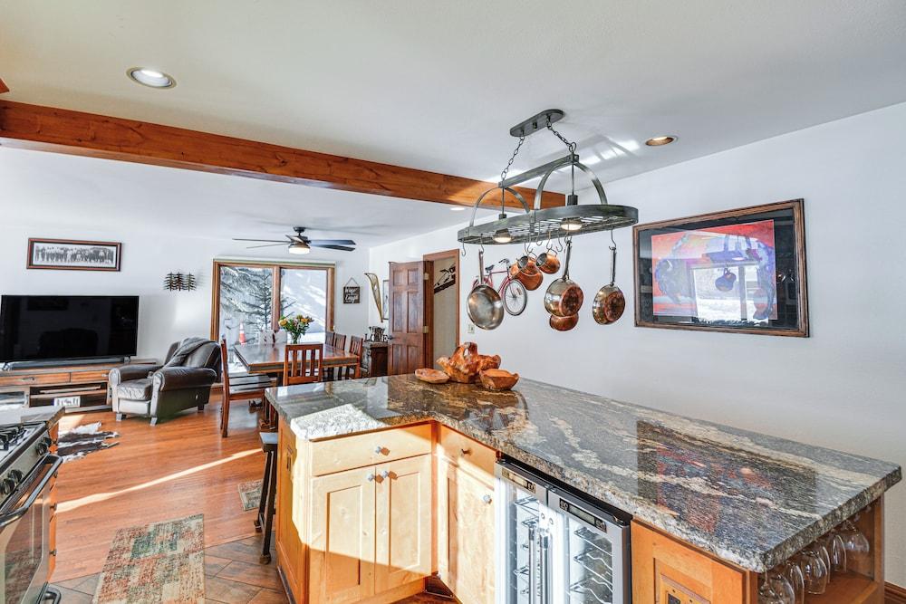 Mtn-view Patio & Hot Tub: Home in Avon