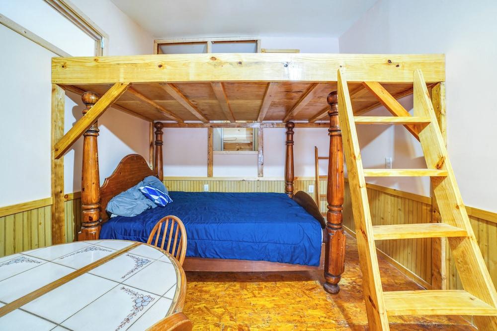 Sunrise & Sunset Views: Rural Elkhart Studio!