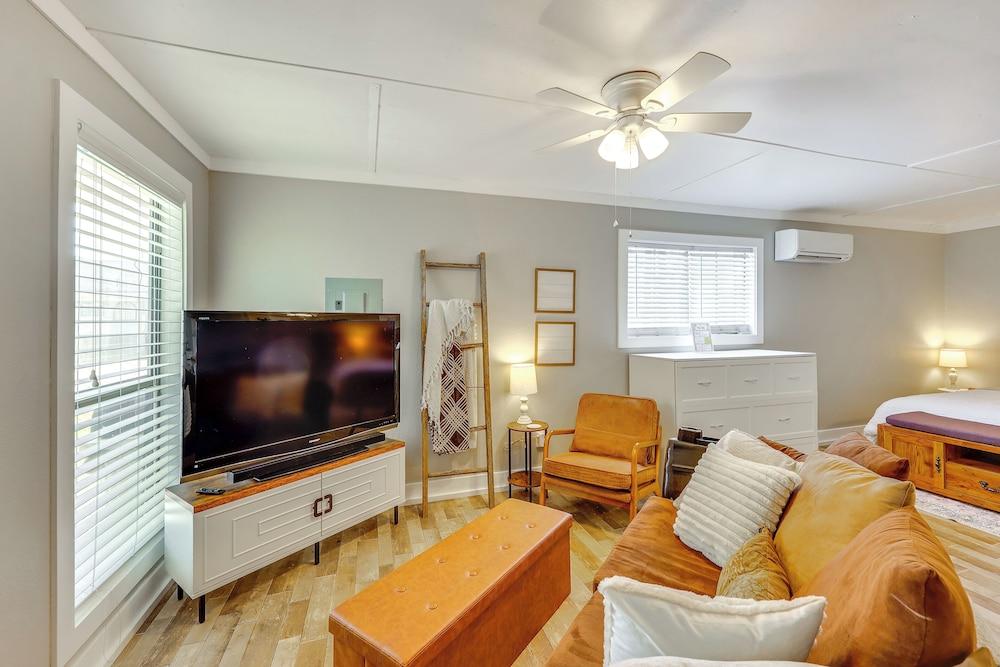 Pet-friendly Studio w/ Yard & Fire Pit in Vilonia!