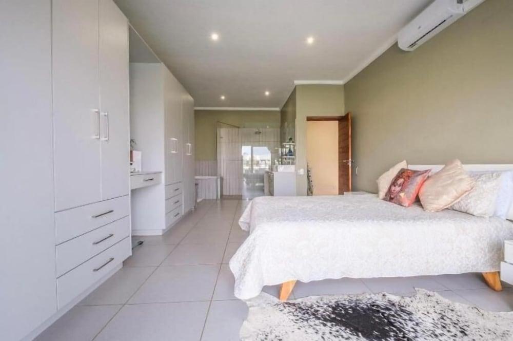 Lake Villa Hartebees