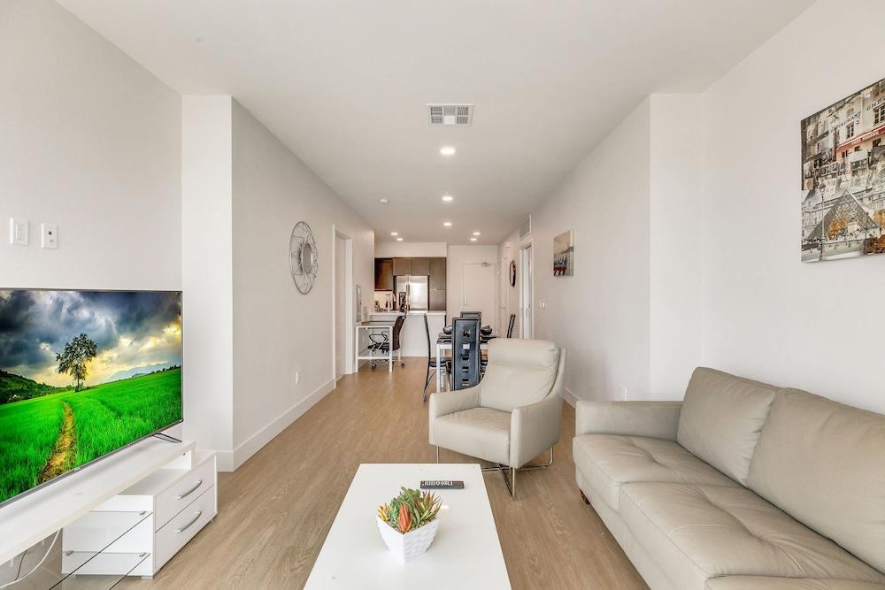 Stylish 2BR Near Dodgers Stadium by Oneluxstay