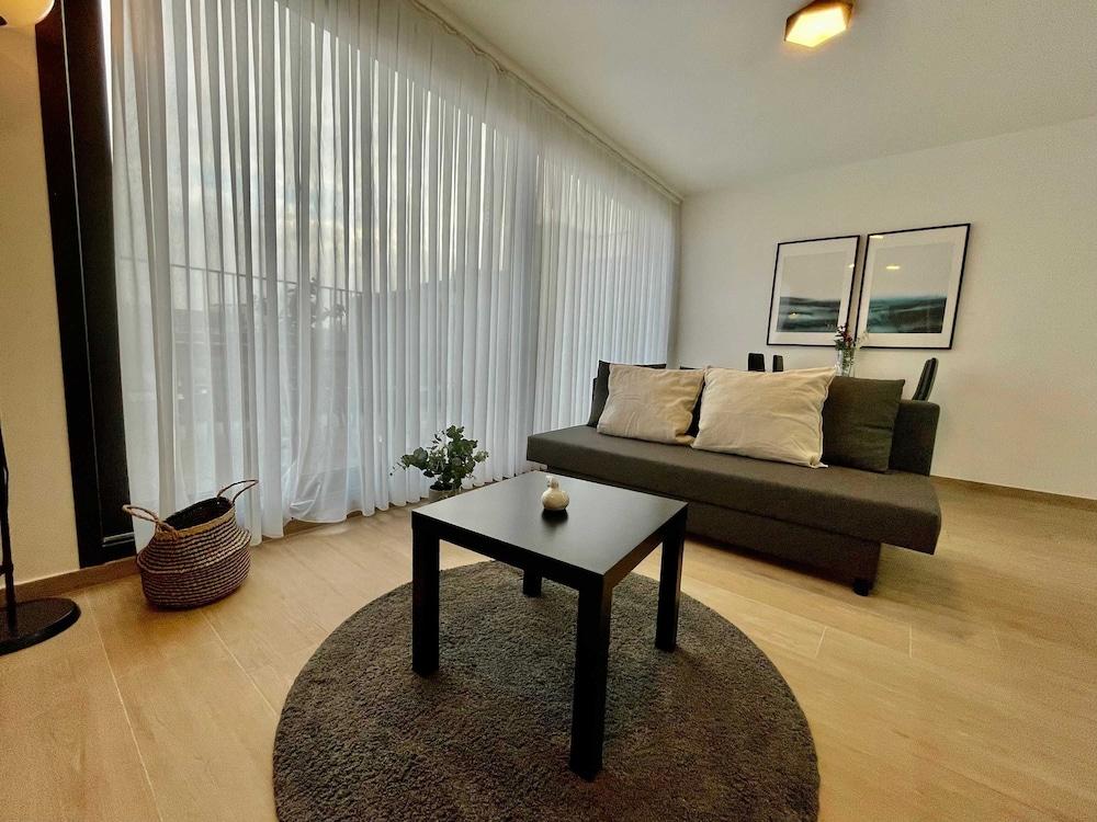 Modern 1BR Near Diamond District by Oneluxstay