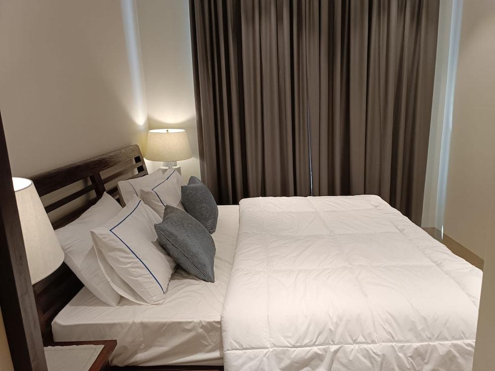 Elegant Studio With Pool Views