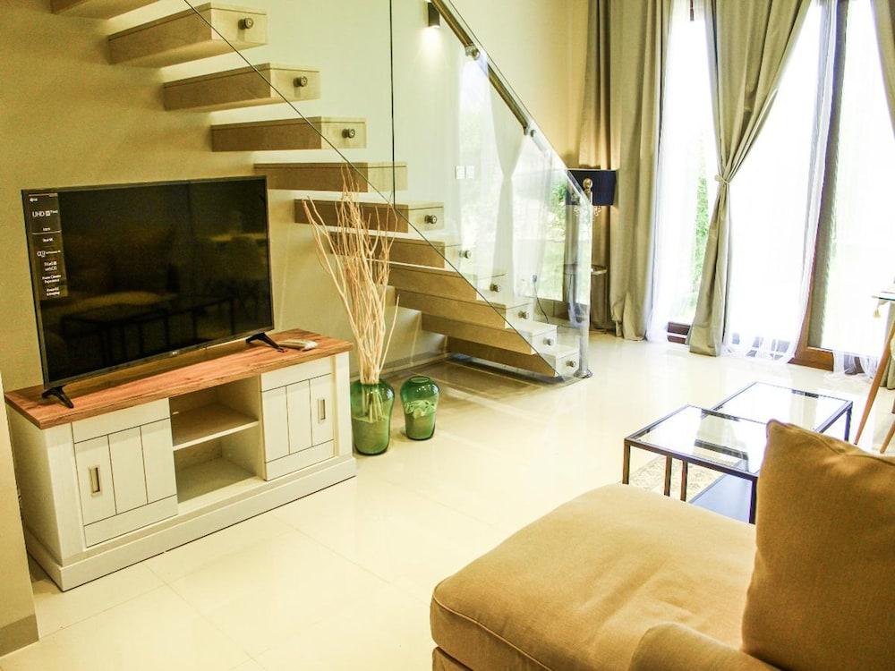 Stylish Lagoon View Escape With Balcony