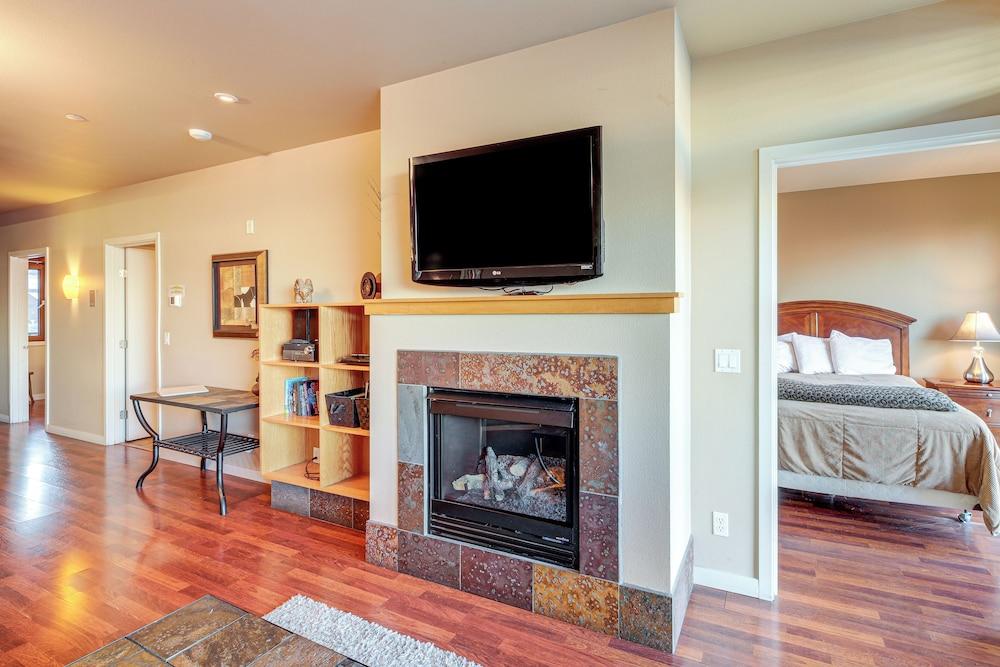 Resort Getaway on Lake Chelan: Pool + Beach Access