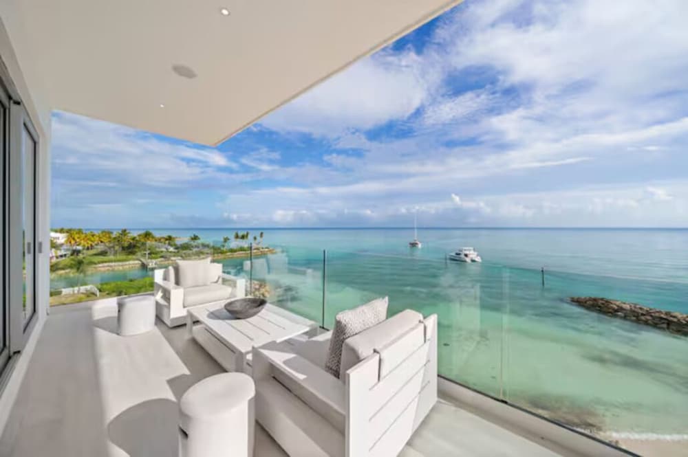 Luxury 4-bedroom Oceanfront Oasis