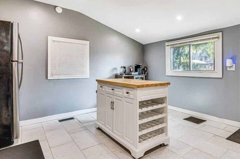 Charming 2 Bedroom with in Home Gym