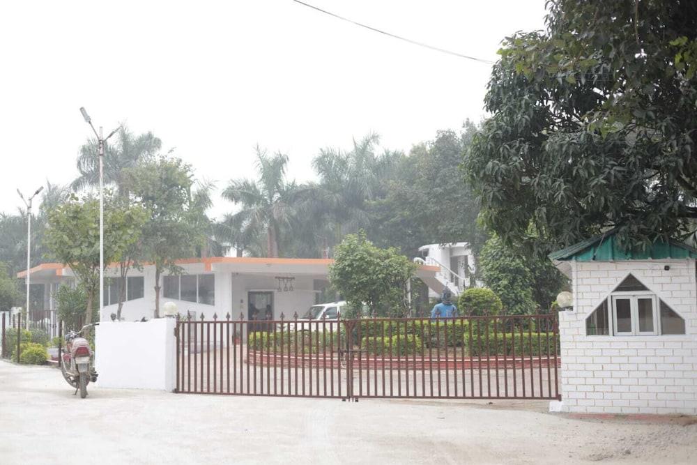 Hotel Shree Krishna Jungle Resort