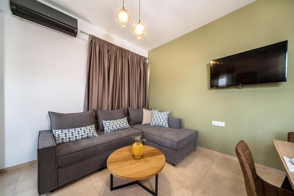 Seaside Apartments in Agkisaras