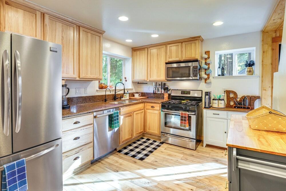 Walk to Golf, Lake: Twain Harte Cabin w/ Fireplace