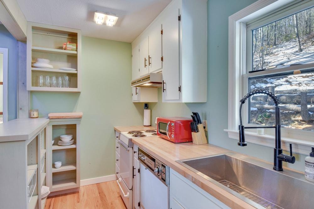 Hike, Golf & Relax: Pet-friendly Apt in Dillard