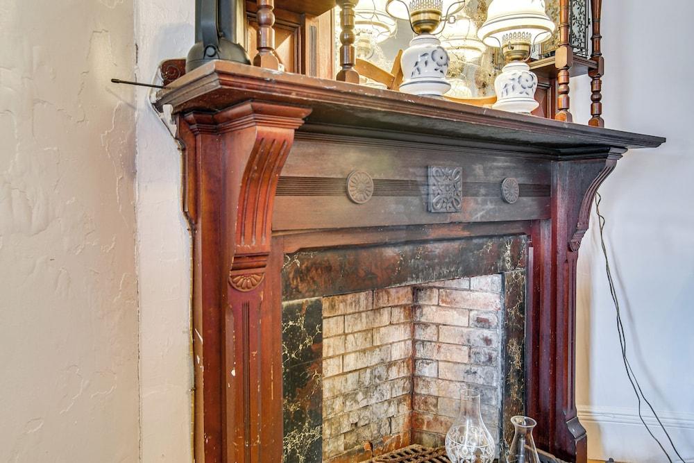 Steps to Inkwell Beach: Victorian Home!