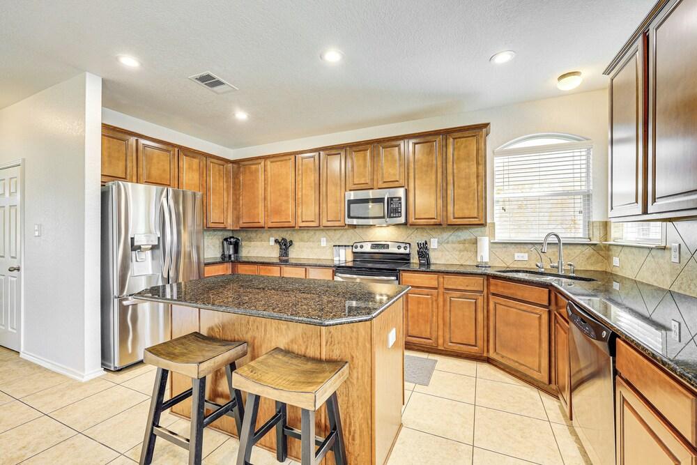 5 Mi to Randolph Afb: Spacious Cibolo Haven!