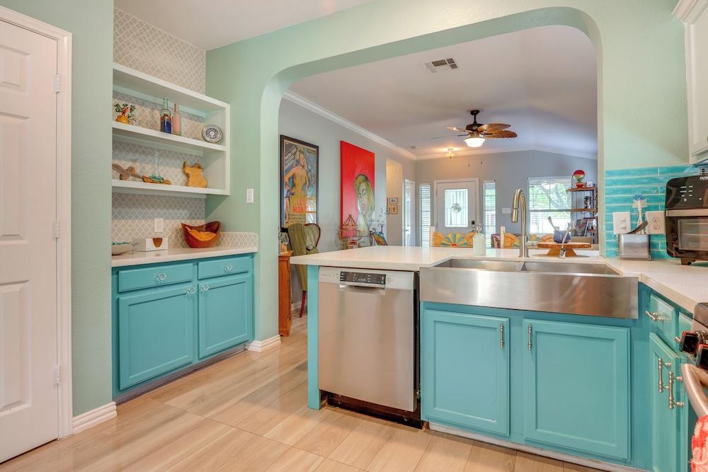 Dog-friendly Retreat w/ Yard, 22 Mi to Dtwn Austin