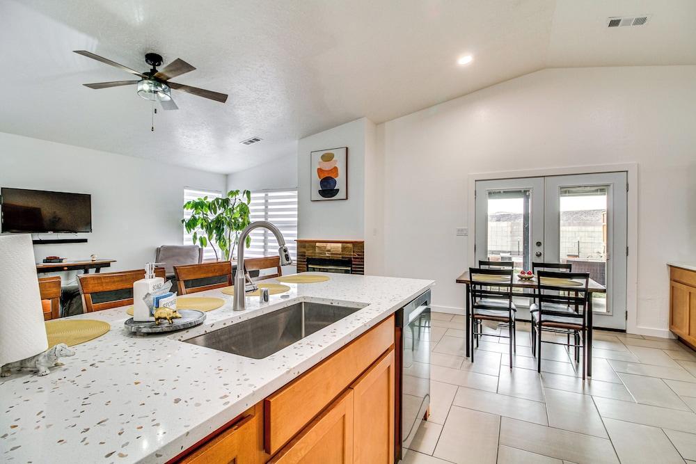 2 Mi to Petroglyph Natl Monument: Updated Home