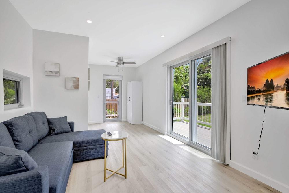 Sunshine Getaway Sleeps 4!