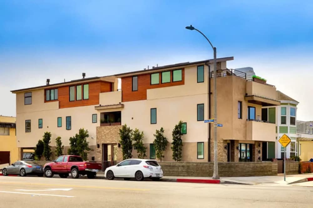 3 BR Roof Deck Ocean Views Hot Tub Beach Block