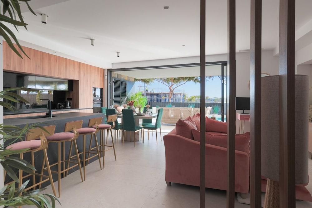 4 Bed Villa - Sleeps 8 - Pool - Garden - Parking