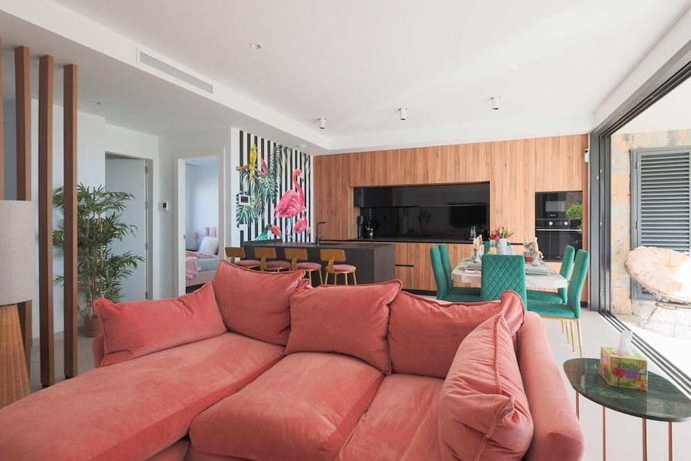 4 Bed Villa - Sleeps 8 - Pool - Garden - Parking