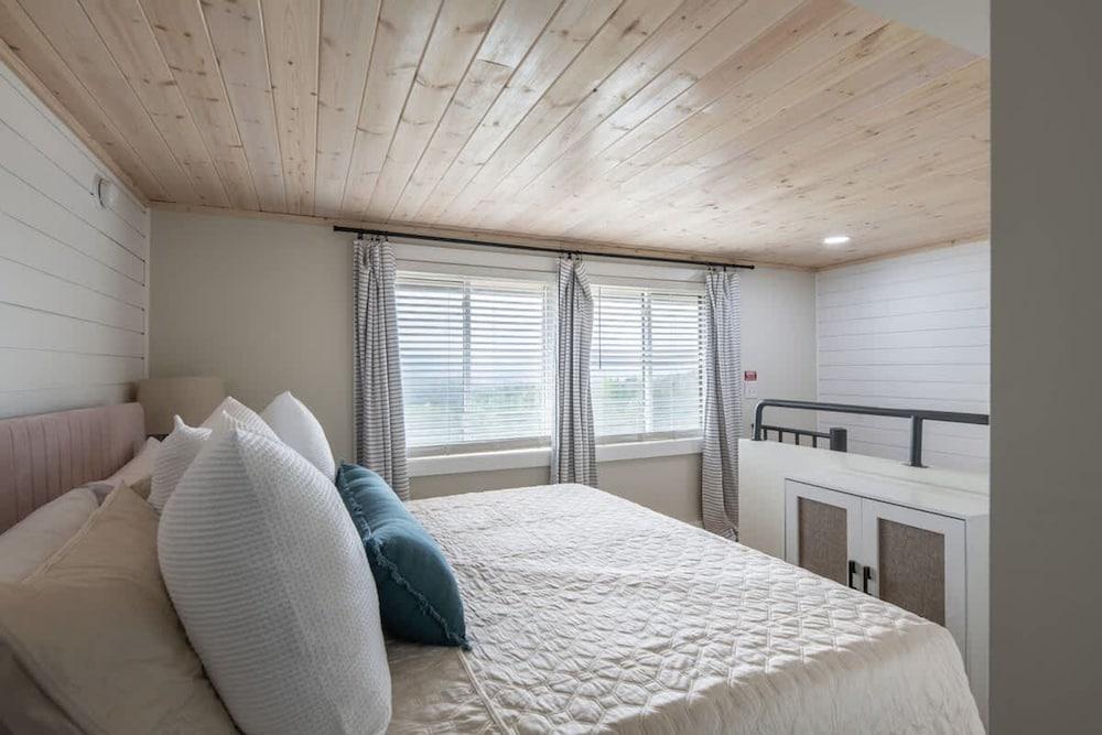 Mountain Views Full Kitchen Indoor Pool Access