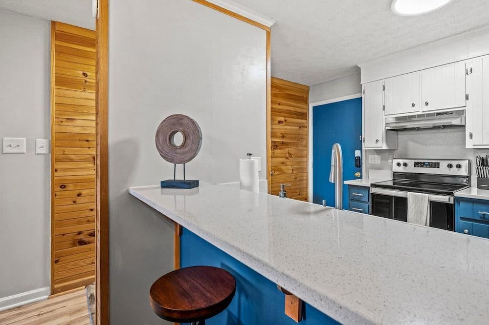 Two Bed Room Condo Mountain Views Indoor Pool