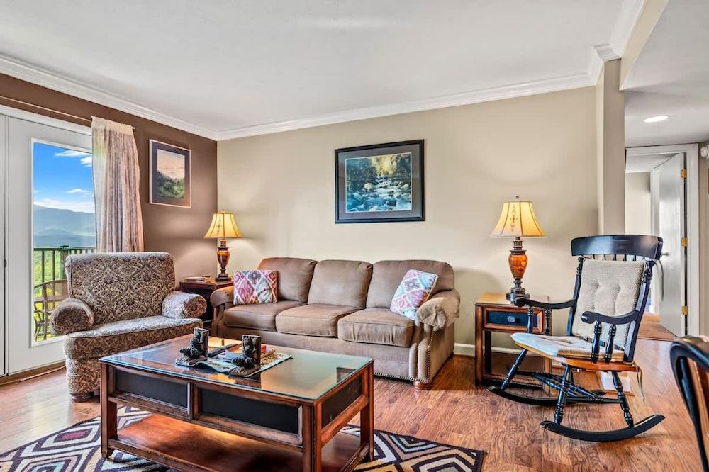 Sleeps 6 Full Kitchen Indoor Pool Mountains Views