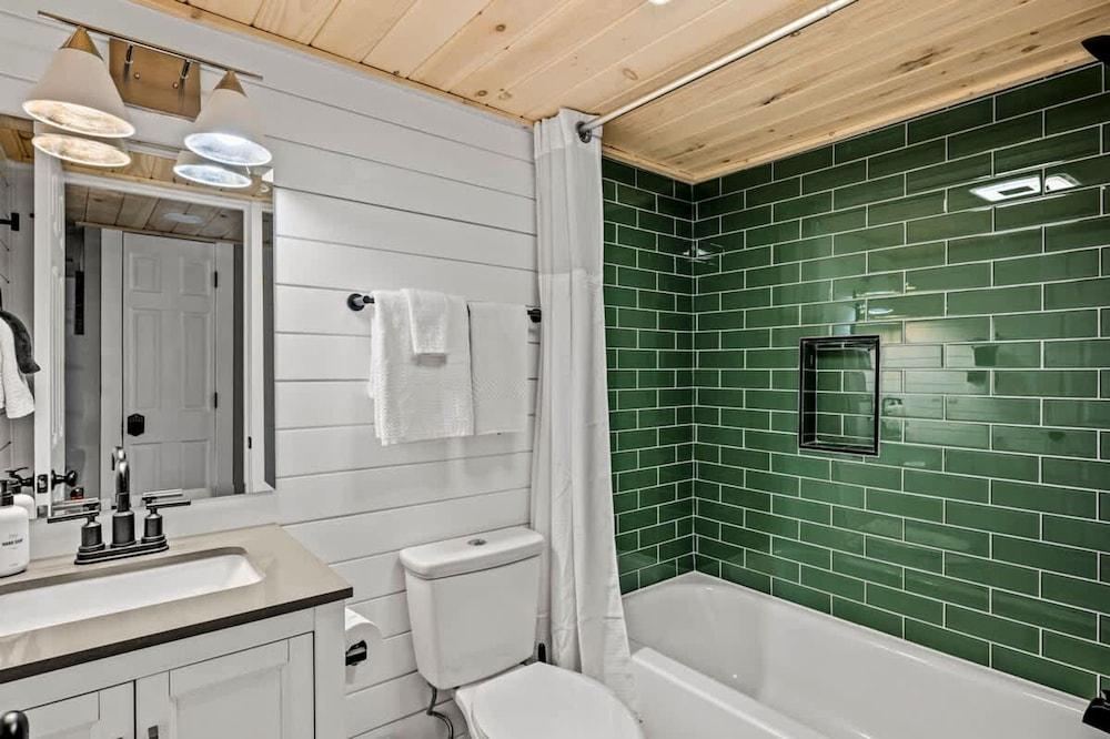 Loft Sleeps 8 Views Indoor Pool Access