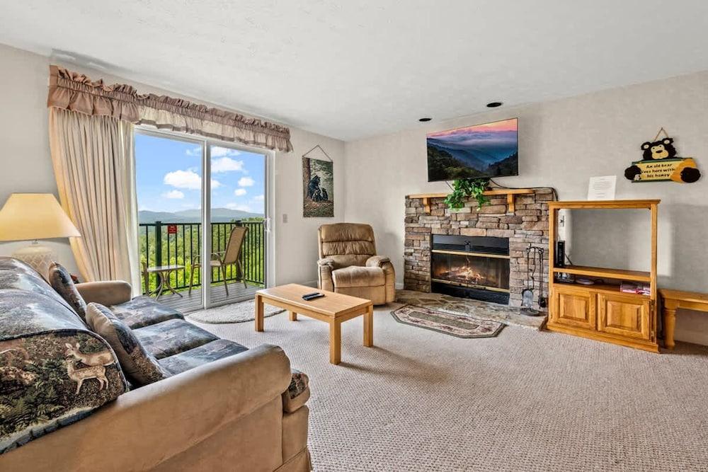 Sleeps 4 Private Balcony w Views Heated Pool