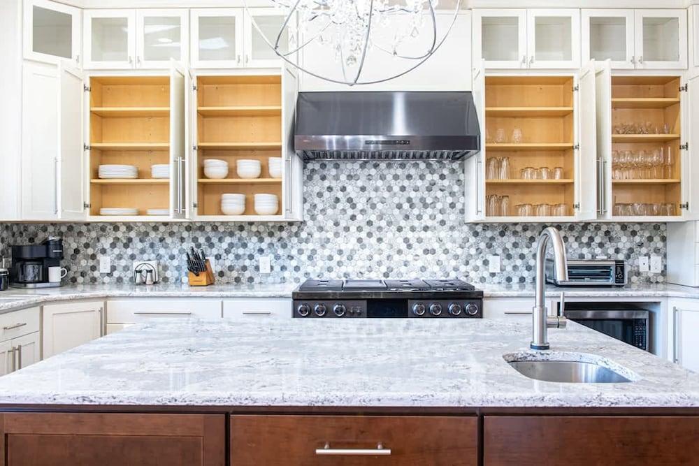 Sleeps12 Pet Friendly 2 Hottubs Views Full Kitchen