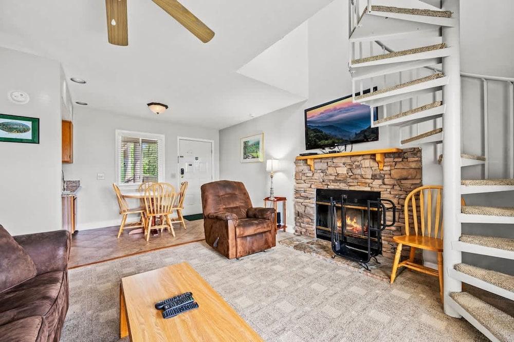 Sleeps 6 Mountain Views Heated Pool Playground