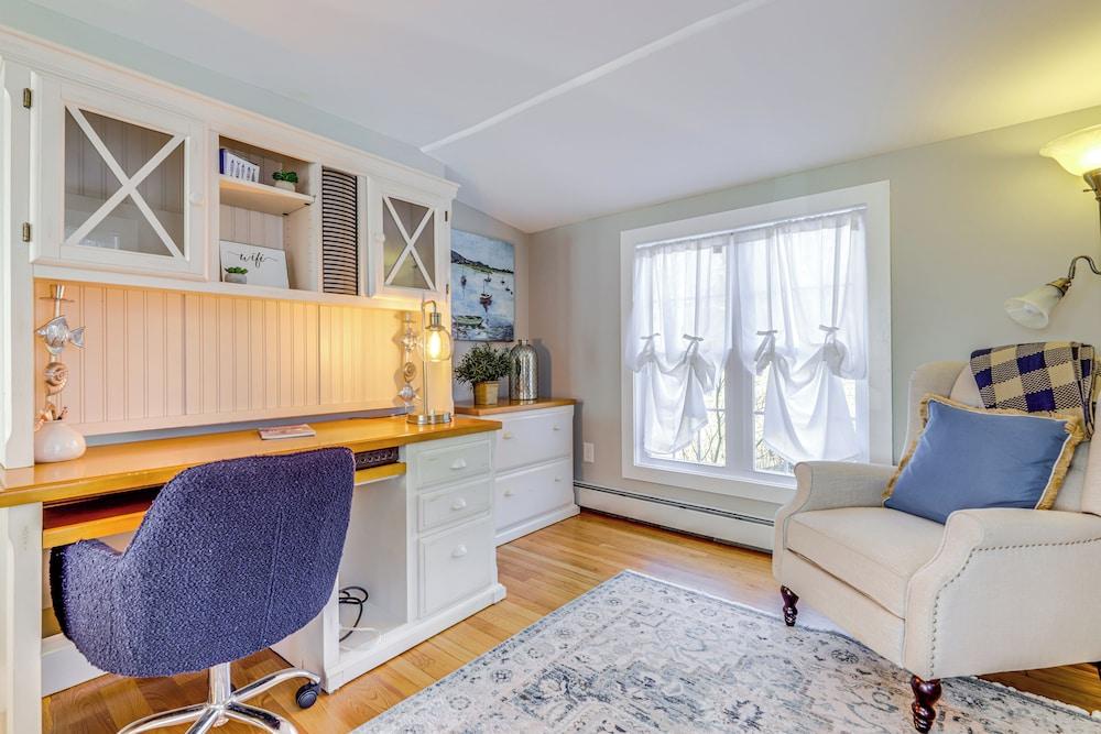 3 Mi to Dtwn: Mystic Getaway w/ Deck & Grill!