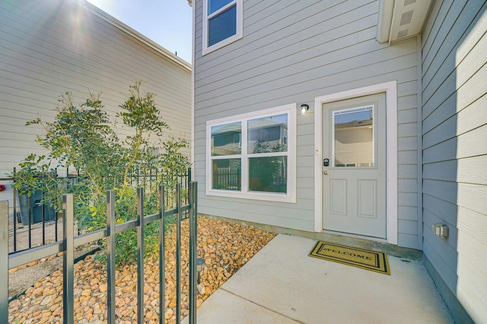 8 Mi to Lackland Afb: Pet-friendly Home w/ Yard!