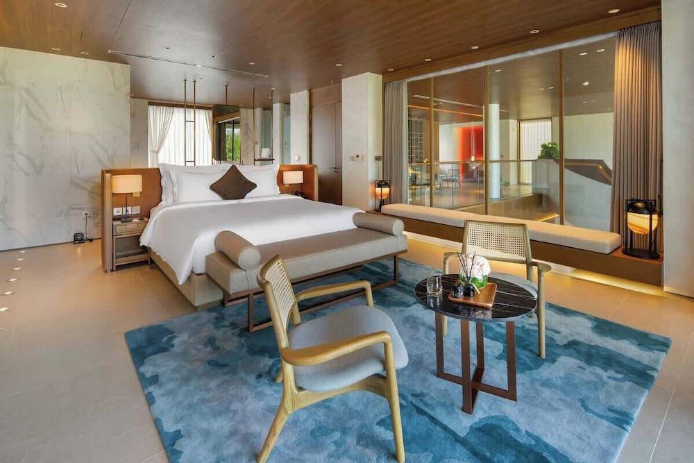 Beachfront Luxury Villa: Your Private Paradise