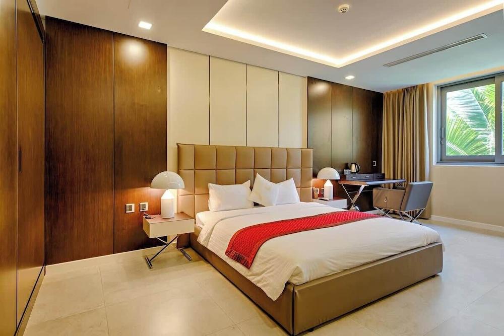 Luxe 6BR Beachfront Villa: Group Getaway Haven