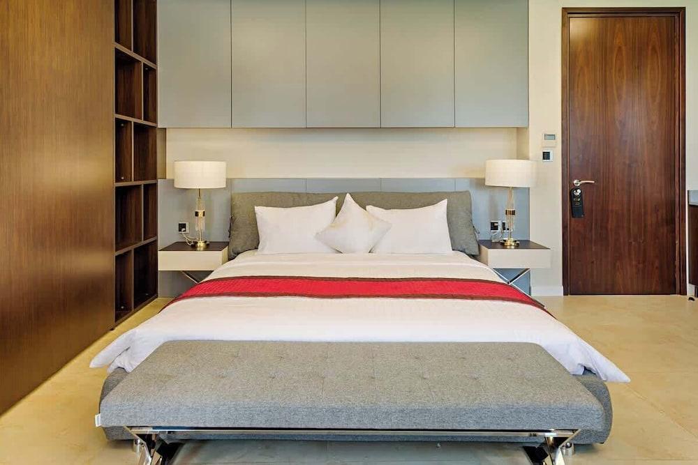 Luxe 6BR Beachfront Villa: Group Getaway Haven