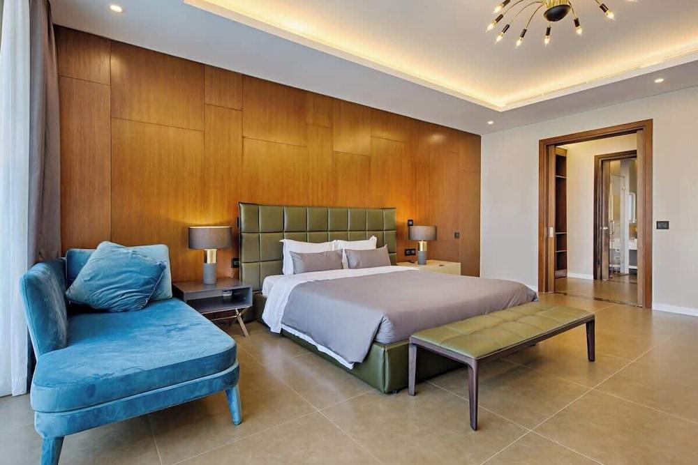 Oceanfront Elegance: 7-br Villa in Luxury Resort