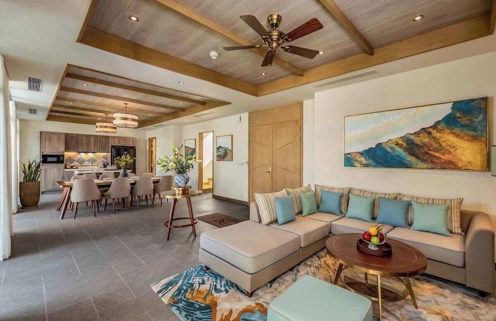 Luxe 3BR Villa: Pool, Breakfast & Housekeeping