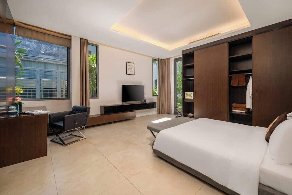 8BR Beachfront Eden: Luxury Events & Getaways