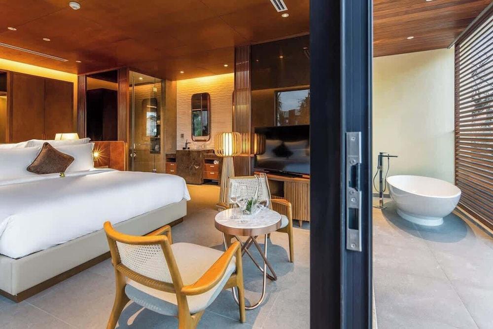 5BR Luxury Villa: Elite Services & Privacy