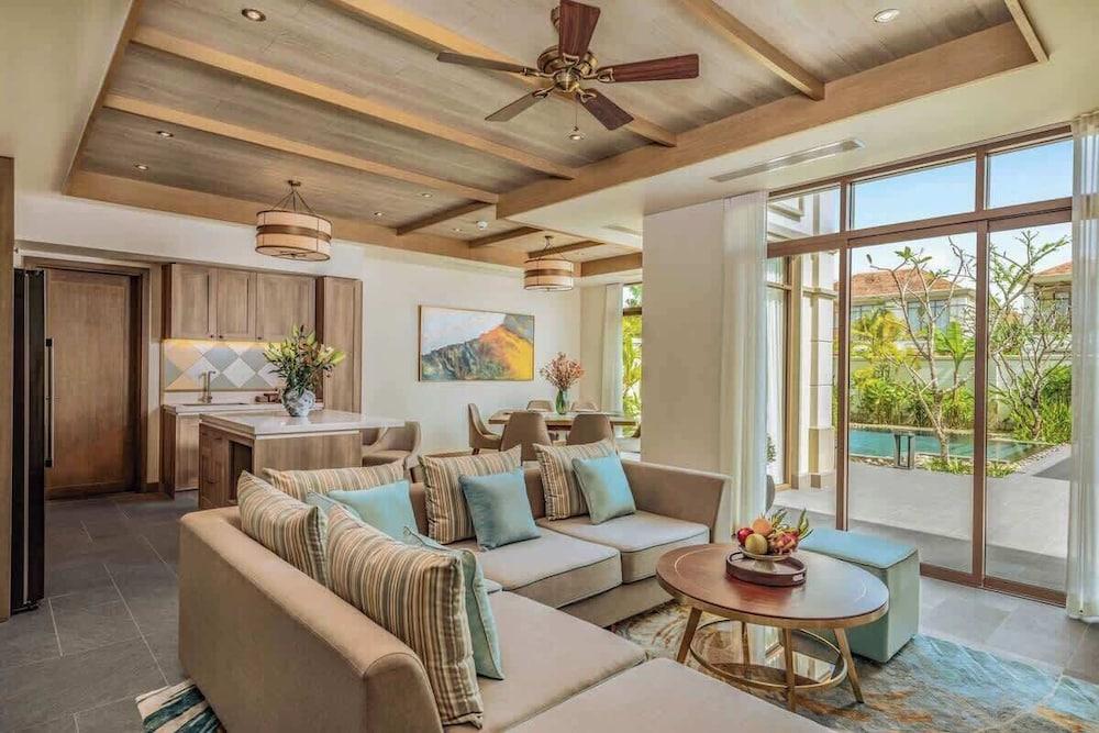 Beachside Villa: 2BR Private Pool & Breakfast