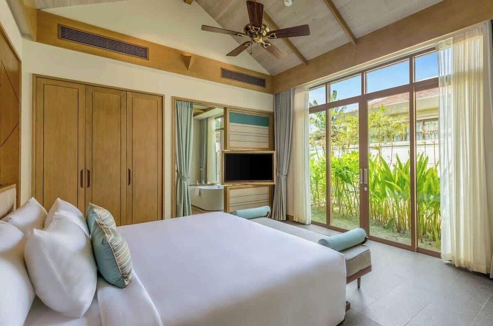 Luxe 5BR Villa: Beachfront Breakfast Pool