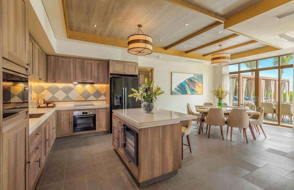 Luxe 5BR Villa: Beachfront Breakfast Pool