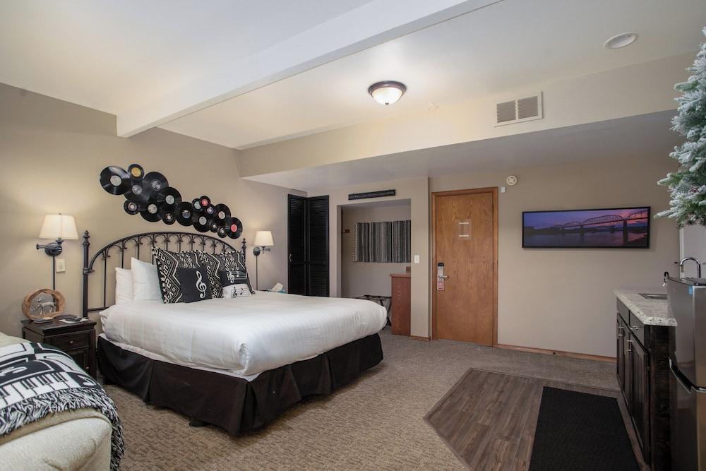 All Seasons River Inn