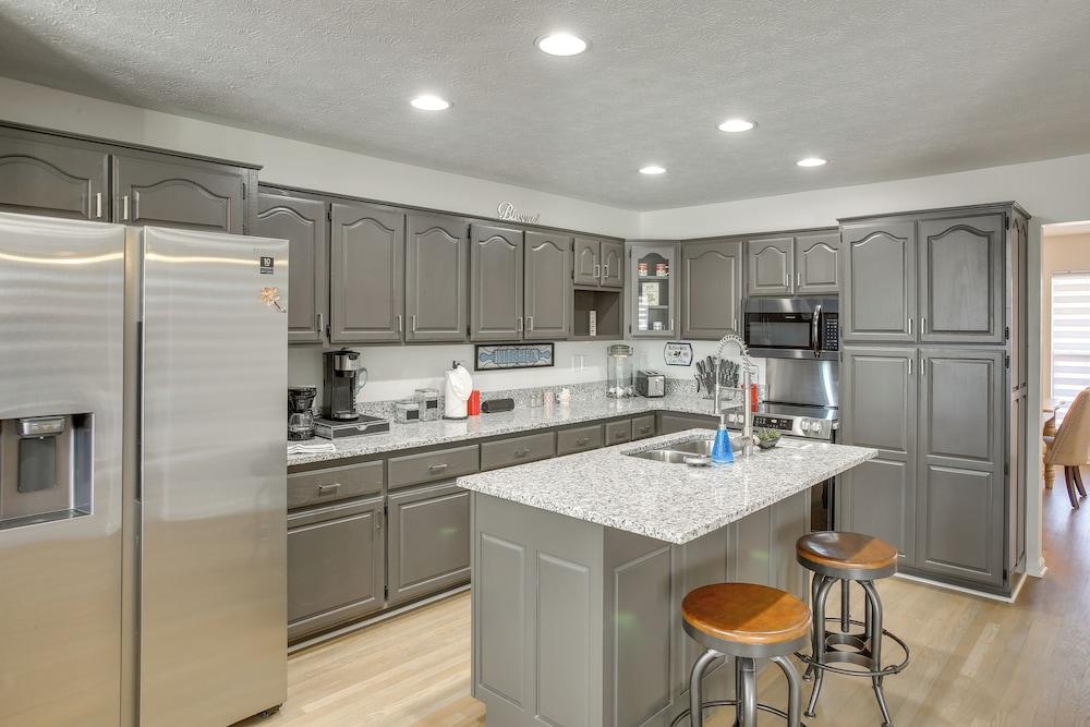 Private Deck & Game Room: Portland Group Getaway