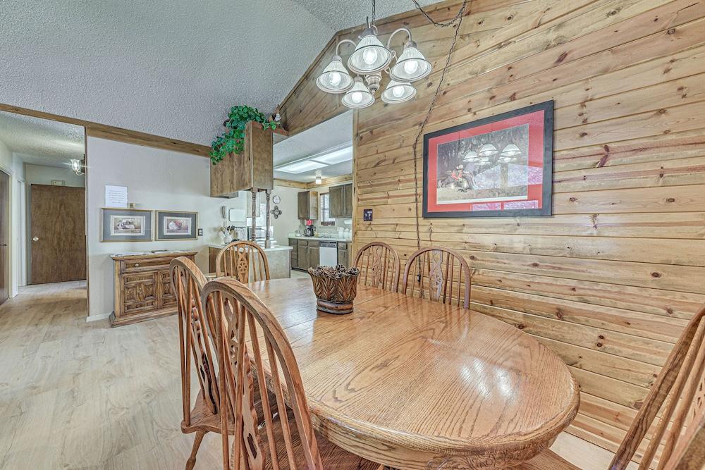 1 Mi to Downtown Ruidoso: Peaceful Forested Cabin!